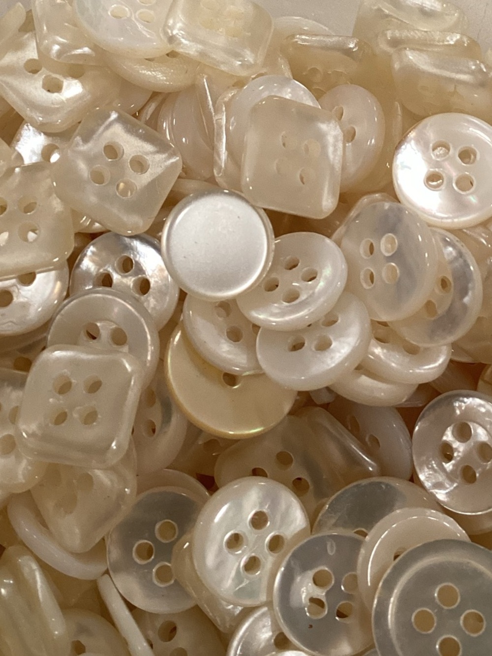 100s of VTG buttons, mother of Pearl looking. Lot of 200 plus